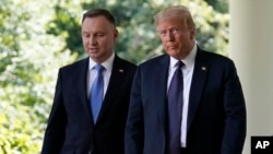 Tổng thống Mỹ lúc đó Donald Trump (phải) và Tổng thống Ba Lan Andrzej Duda đi bộ từ Phòng Bầu dục đến một cuộc họp báo tại Vườn Hồng của Nhà Trắng, ngày 24/6/2020, tại Washington.