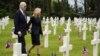 Prezidan Joe Biden ak premye dam Jill Biden mache nan simitye Ameriken Normandy a apre yon seremoni pou komemore 80e anivese D-Day, 6 Jyen 2024.