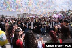 Gaziantep’te de Nevruz Bayramı her yıl olduğu gibi geniş bir katılımla kutlandı. Çok sayıda sivil toplum kuruluşu ve siyasi parti temsilcilerinin de katıldığı etkinlikte konuşmacılar Türkiye’deki ekonomik krize de dikkat çekti, 17 Mart 2024. 