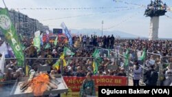 İzmir’de Nevruz DEM Parti öncülüğünde Gündoğdu Meydanı’nda kutlandı. Konuşmacıların gündeminde, PKK lideri Abdullah Öcalan’a uygulanan tecridin kaldırılmasına yönelik talepler ve 31 Mart’ta yapılacak yerel seçimler vardı, 17 Mart 2024. 