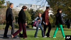 Foto Achiv: Prezidan Barack Obama (a goch) mache ak fanmi li - belme Marian Robinson, pitit fi li Sasha, premye dam Michelle Obama ak pitit fi li Malia Obama sou gazon la mezonblanch, 7 Nov. 2009.