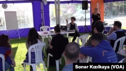 İzmir’de düzenlenen Sivil Sesler Festivali’nde LGBTİ+ dernekleri de stant açarak yer aldı.