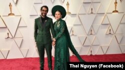 Kelly Marie Trần (phải) mặc áo dài khi xuất hiện trên thảm đỏ lễ trao giải Oscars đêm ngày 27/3 tại Nhà hát Dolby ở Los Angeles cùng đạo diễn kiêm nhà làm phim Carlos Lopez Estrada.