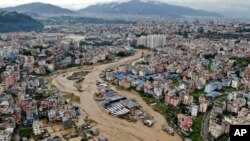 Sông Bagmati gây ngập lụt ở Kathmandu.