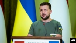 Prezidan Ikrenyen Volodymyr Zelenskyy pandan yon konferans pou lapres nan Kyev, 11 Jiye, 2022. 