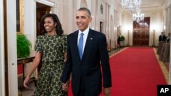 Premye dam Michelle Obama ak Prezidan Barack Obama rive nan Lamezonblanch pou seremoni Meday Prezidansyel Libete a nan sal Es Lamezonblanch la, Madi 24 Nov. 2015 nan Washington.