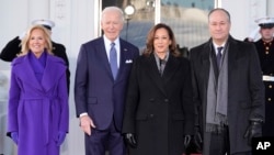 Tổng thống Joe Biden và đệ nhất phu nhân Jill Biden chào đón Phó tổng thống Kamala Harris và phu quân Doug Emhoff khi họ đến Nhà Trắng, vào ngày 20 tháng 1 năm 2025.