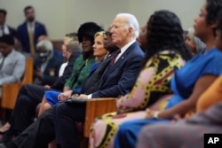 Prezidan Joe Biden, premye dam Jill Biden, Depite James Clyburn ( Demokrat Kawolin di Sid) asiste yon mes nan legliz Batis Royal Missionary nan North Charleston, 19 Janvye 2025.