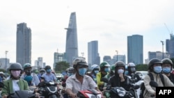 Người đi xe máy ở thành phố Hồ Chí Minh. (Photo by Nhac NGUYEN / AFP)