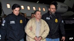 Meksika'nın önde gelen uyuşturucu baronu Joaquin “El Chapo” Guzman, Meksika'dan iadesinin ardından 19 Ocak 2017 tarihinde New York'taki Long Island MacArthur Havaalanı'na getirilmişti.