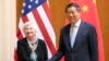 Bộ trưởng Ngân khố Mỹ Janet Yellen (trái) và Phó Thủ tướngTrung Quốc Hà Lập Phong bắt tay trong cuộc họp tại Nhà khách Quốc gia Điếu Ngư Đài ở Bắc Kinh, ngày 8/7/2023.