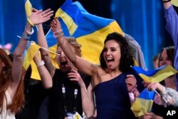 Ukraynalı Jamala '1944' adlı şarkısıyla İsveç'in başkenti Stockholm'de 15 Mayıs 2016'da yapılan Eurovision Şarkı Yarışması'nı kazanmıştı.