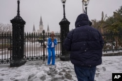 New Orleans'ta nadir görülen kar fırtınası sırasında insanlar hatıra fotoğrafı çektirdi- 21 0cak 2025.