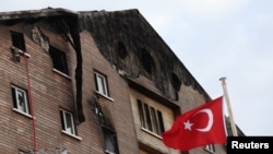 Bolu’nun Kartalkaya ilçesinde meydana gelen ve son belirlemelere göre 79 kişinin ölümüyle sonuçlanan otel yangını, iktidar ile muhalefet arasında sorumluluk kavgasına neden oluyor. 