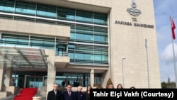 AYM’ye başvuru dilekçesini Tahir Elçi'nin eşi Türkan Elçi, Diyarbakır Barosu Başkanı Abdülkadir Güleç, Tahir Elçi Vakfı Başkanı Mahsum Batı ile dosya avukatları verdi.