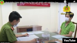 Ông Trần Tấn Dương làm việc tại đồn công an. Photo Công an Bắc Ninh.