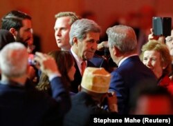 ABD Dışişleri Bakanı John Kerry, Paris'teki konferans sırasında konuştuğu eski Başkan Yardımcısı Al Gore'la