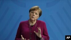 Bà thủ tướng Angela Merkel nói chuyện với báo chí về các biện pháp của Đức chống lại dịch Covid-19.