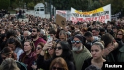  Atina'daki parlamento binasının önünde düzenlenen protesto gösterisine binlerce kişi katıldı.