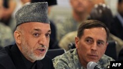 Afganistan Devlet Başkanı Karzai (solda) ve Orgeneral David Petraeus