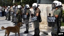 Yunan polisi öfkeli protestoculara karşı önlem almaya çalışıyor