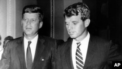 John F. Kennedy (trái) và em trai, Robert Kennedy, ngày 10 tháng Bảy, 1960.