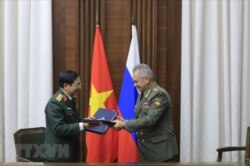 Bộ trưởng Sergei Shoigu và Bộ trưởng Phan Văn Giang. (Photo: TTXVN via MOD.gov.vn)