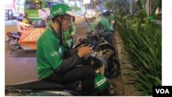 Phạm Quốc Thái đang chạy Grab. (Hình; Trích xuất từ trang web báo Thanh Niên)