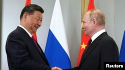 Tổng thống Nga Vladimir Putin, phải, bắt tay Chủ tịch Trung Quốc Tập Cận Bình tại cuộc họp bên lề Hội nghị Thượng đỉnh Tổ chức Hợp tác Thượng Hải ở Astana, Kazakhstan ngày 3/7/2024.