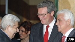 (Soldan sağa) Dimitris Hristofyas, Alexander Downer ve Derviş Eroğlu