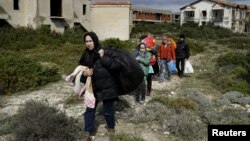 Çeşme'den üzerinden Yunanistan'ın Sakız adasına geçmeye hazırlanan Afgan göçmenler (arşiv foto - 2016)