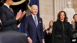 Prezidan Joe Biden ak Vis Prezidan Kamala Harris rive nan Capitol la pou seremoni envestiti Donald Trump la, 20 Janvye 2025. 