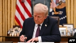 US President Donald Trump signs an executive order regarding Department of Government Efficiency (DOGE), in the Oval Office of the WHite House in Washington, DC, on January 20, 2025. (Photo by Jim WATSON / POOL / AFP)