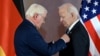 Tổng thống Đức Frank-Walter Steinmeier (trái) trao tặng Tổng thống Hoa Kỳ Joe Biden Huân chương Grand Cross đặc biệt, giải thưởng dân sự cao nhất ở Đức, trong buổi lễ tại cung điện tổng thống ở Berlin, vào ngày 18 tháng 10 năm 2024.