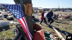 Quang cảnh sau trận lốc xoáy ở Mayfield, Kentucky, 12/12/2021. 