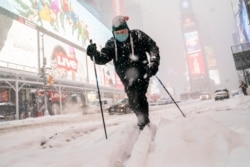 Times Meydanı'nda buz kayağı yapan bir New Yorklu